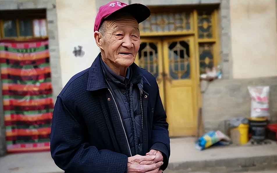 百岁老人吃烟长寿秘诀,老人长寿秘诀抽烟喝酒吃肉