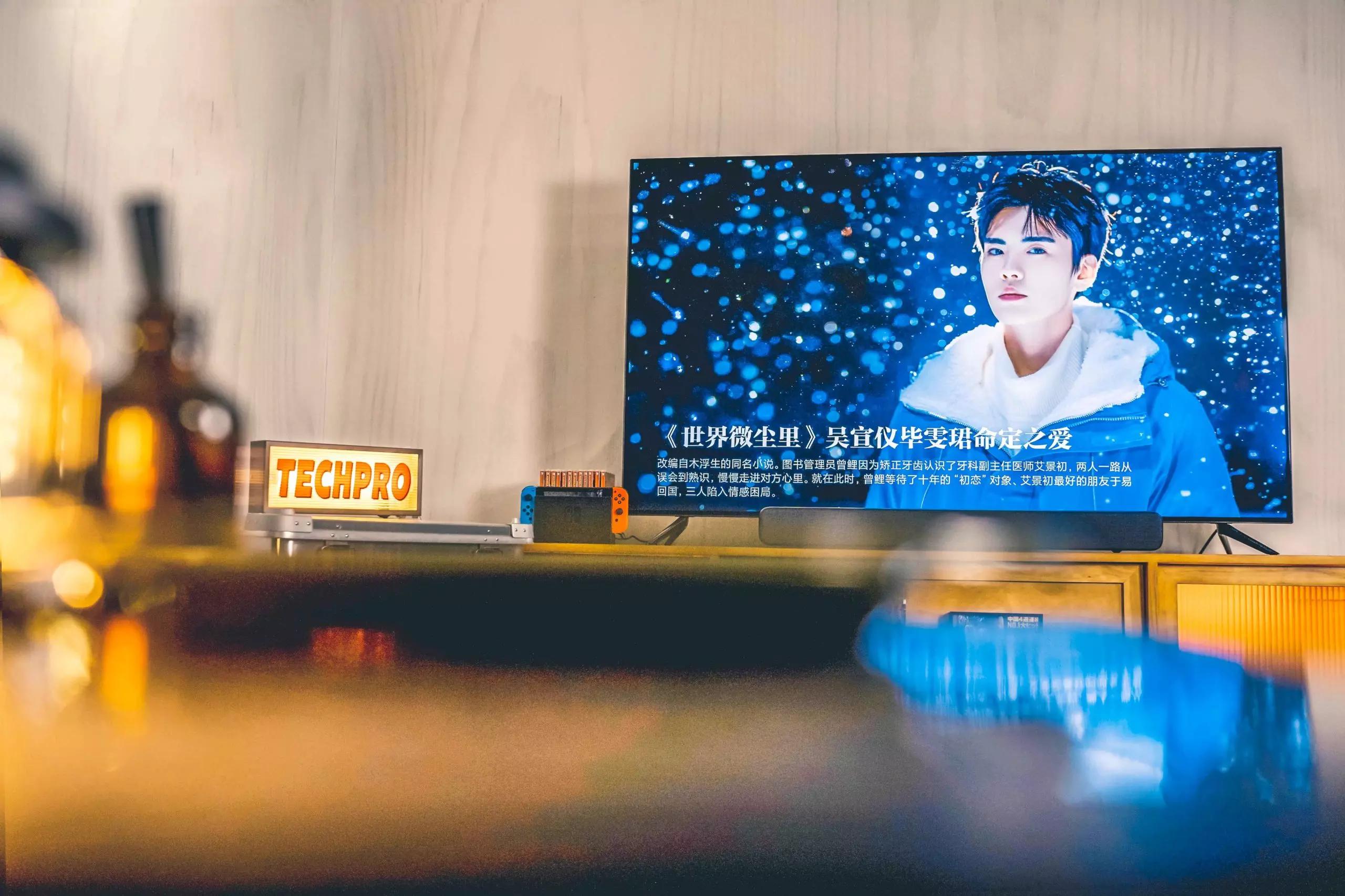 小米6oled55寸电视效果图,居家看电视氛围