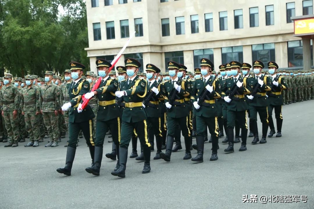 敬礼鲜艳的五星红旗,鲜艳五星红旗下敬礼视频