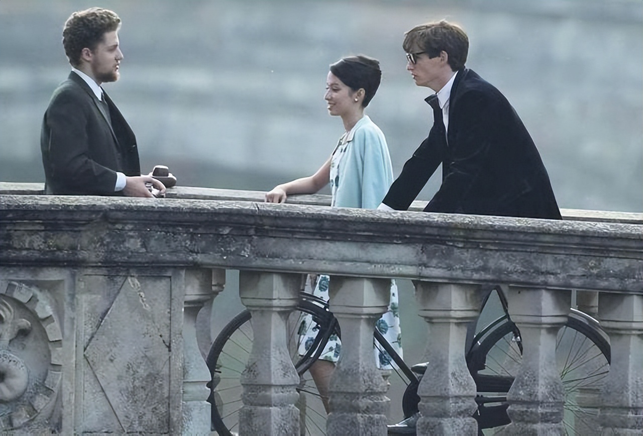 电影《万物理论》，运用空间构图手法，讲述霍金的爱情故事