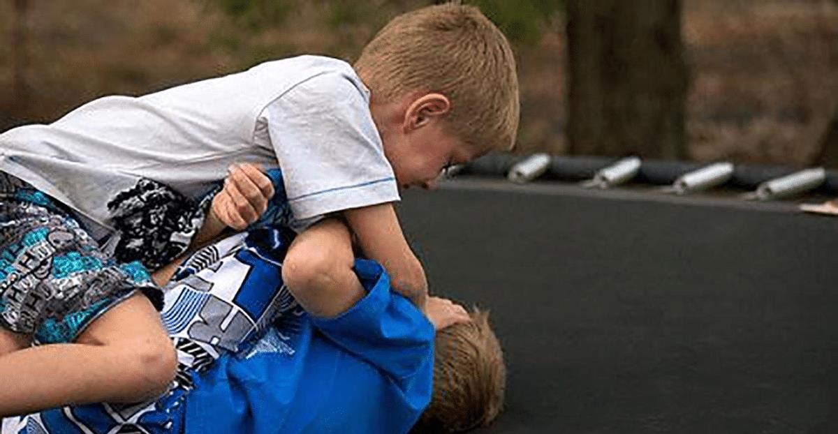 父母打骂孩子后，请记得对他们说4句话，减缓心理伤害