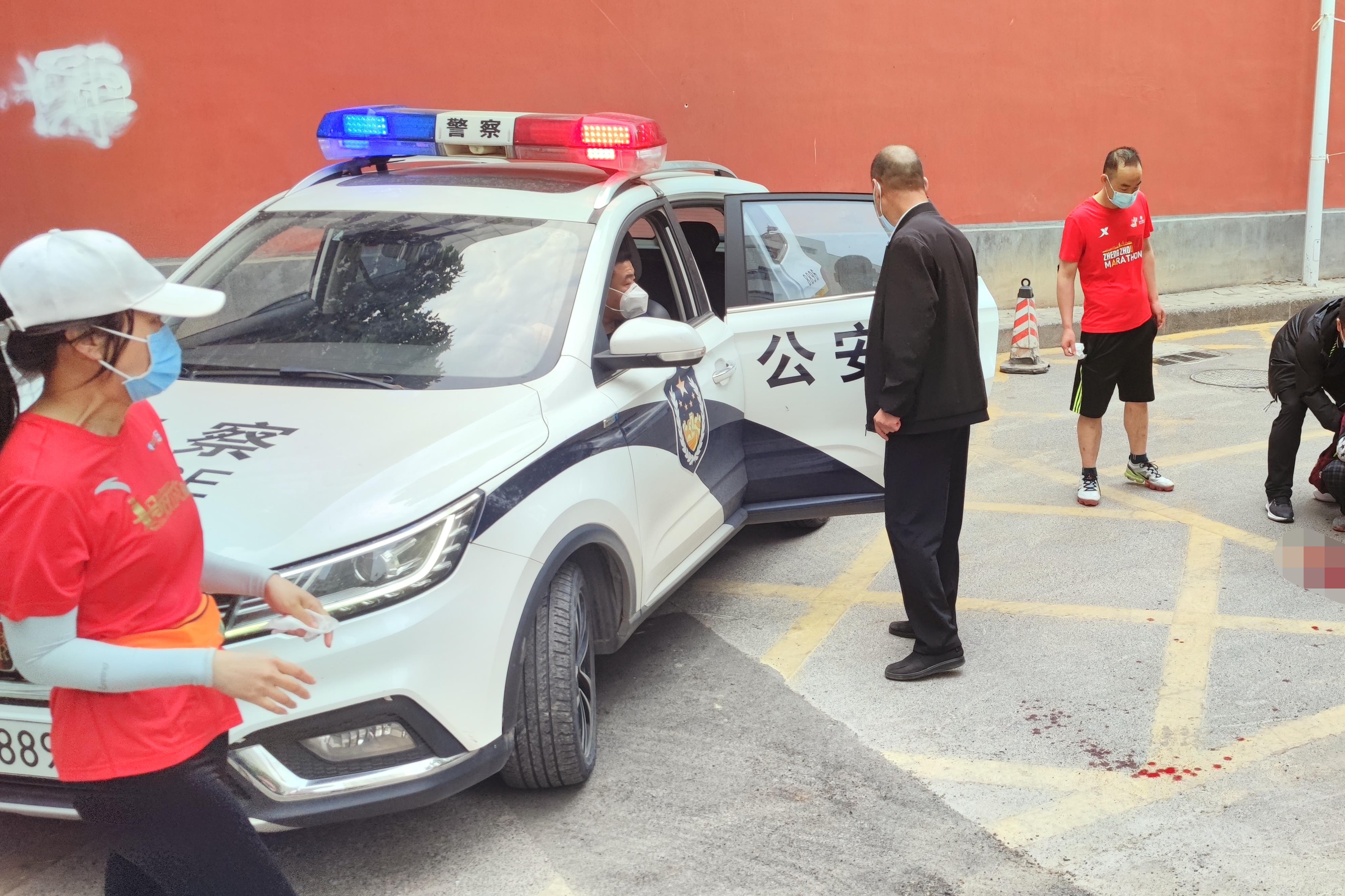 女子低血糖晕倒警民接力暖心救助,环卫工晕倒众人施救