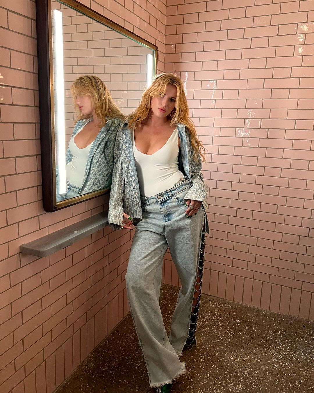 贝拉索恩街拍照,女星贝拉索恩bellathorne近照