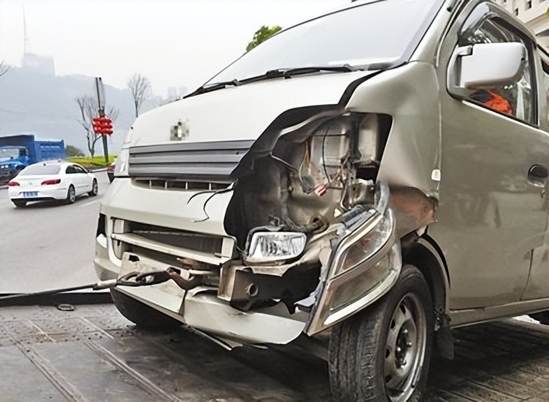 租500万劳斯莱斯去接亲,一大妈讨要红包掰断劳斯莱斯车标