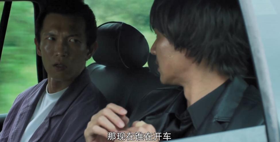 比《哭悲》还上头？逃犯吃屎，警察“全裸”查案，致敬《无间道》