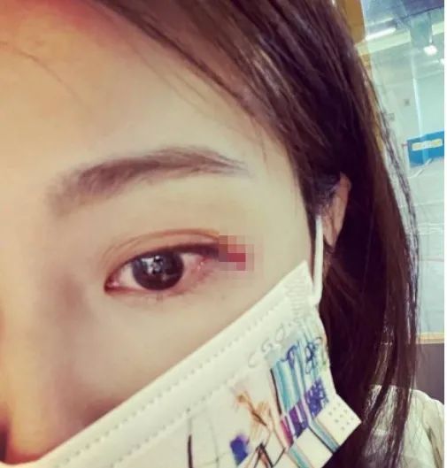 飞来横祸女子无辜被撞飞,飞来横祸女子家门口被撞