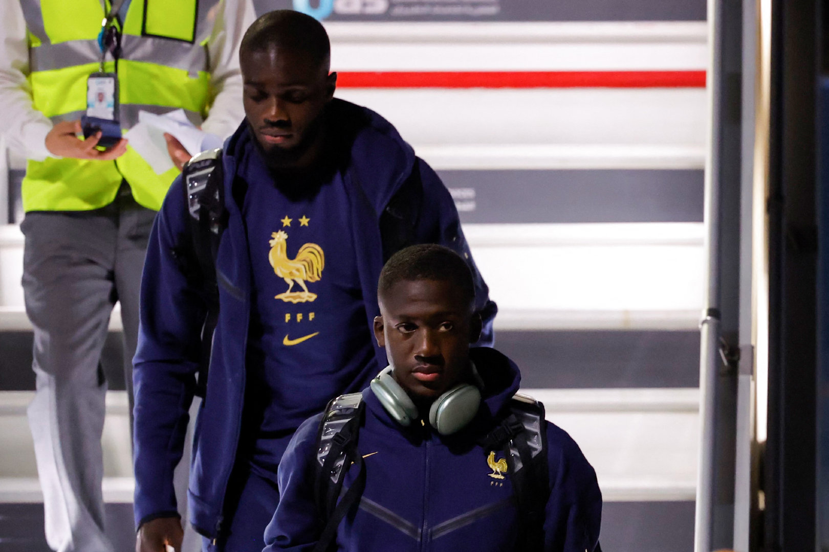 法国男足在卡塔尔的下机照火了：全是黑人，以为非洲球队来了