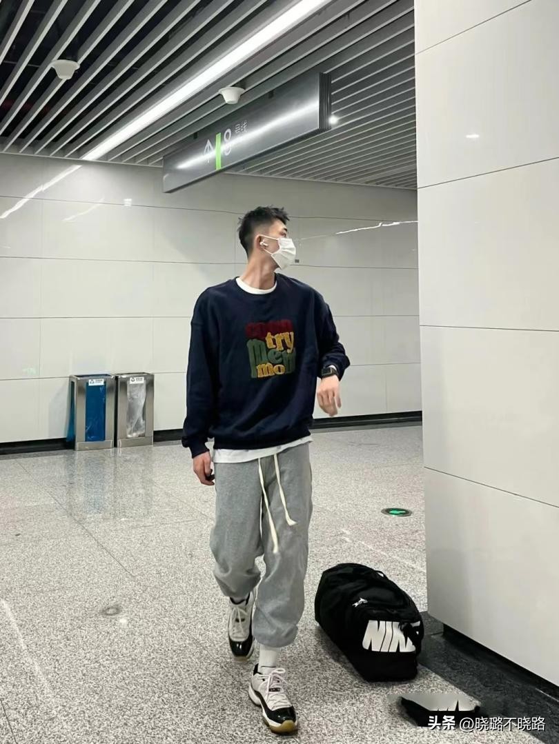 男生今年流行的裤脚穿搭,男生裤脚扎进袜子的穿搭