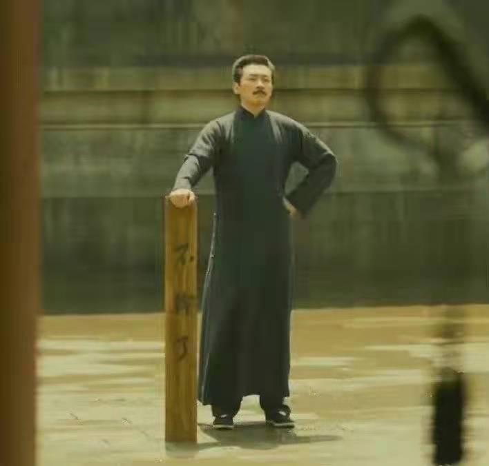 犯错了领导在群里批评你怎么回复,领导脾气不好老是批评你你怎么办