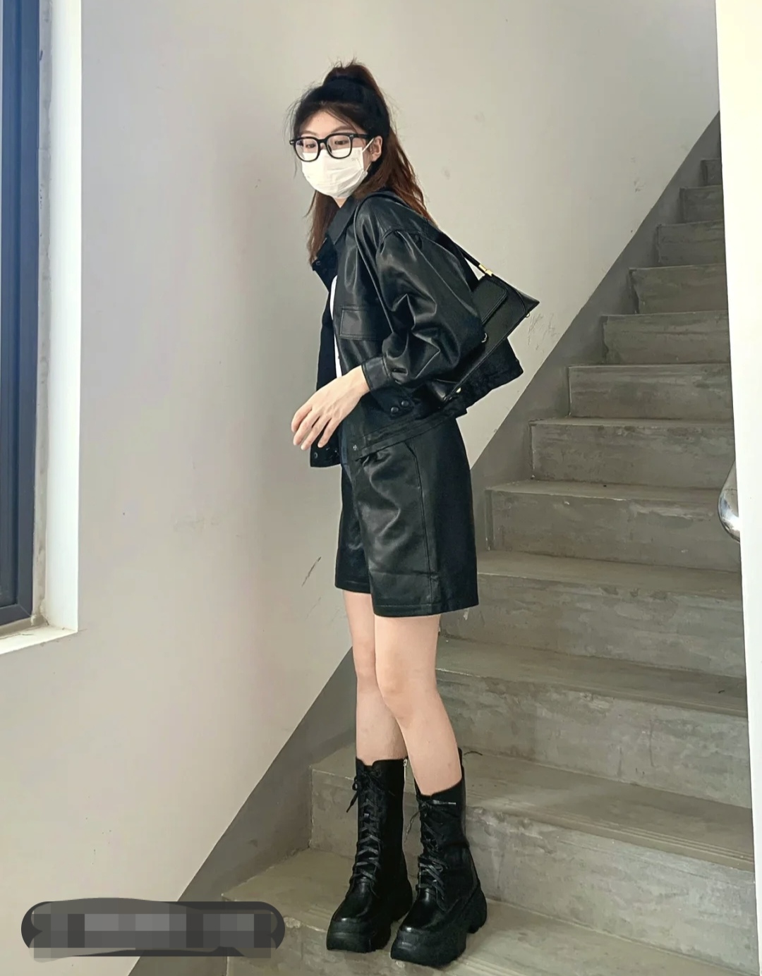 马丁靴的正确搭配图秋冬,穿长腿马丁靴配什么裤子好看