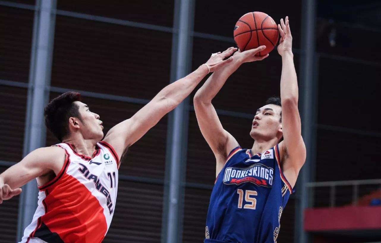 同曦老板怒斥裁判罚了多少,同曦主教练握手