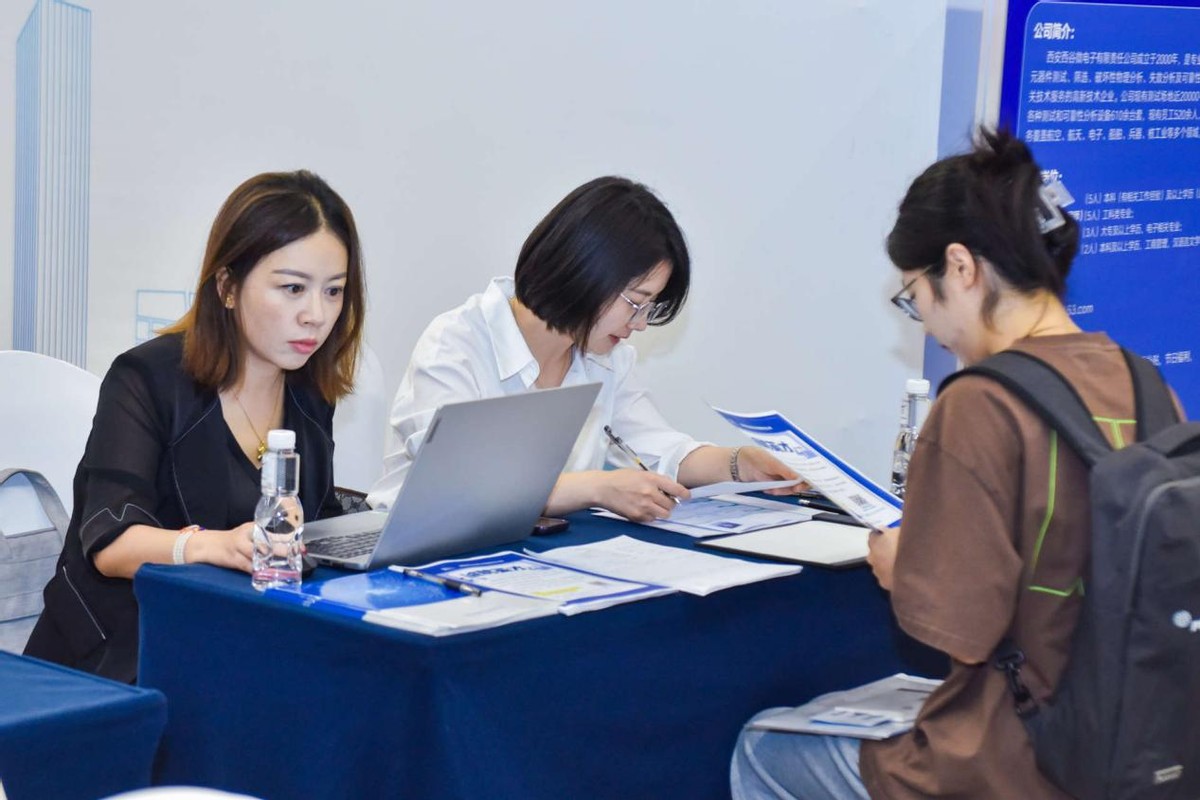 115家企业提供4200个优质岗位,近500家企业提供逾万个岗位