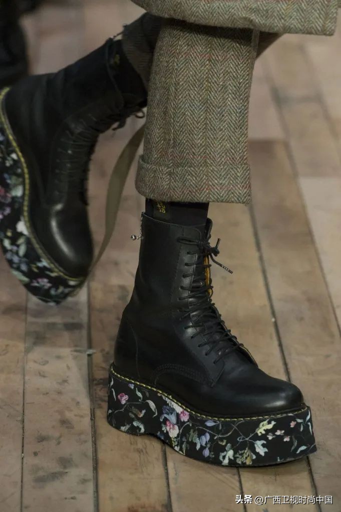 那些秀场上的“丑”鞋子