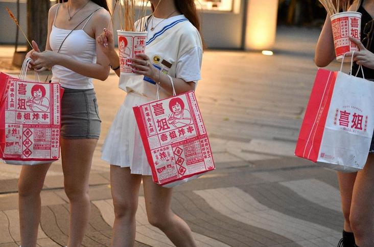 靠9平米小店发财,在小镇开一家蜜雪冰城一年纯利润