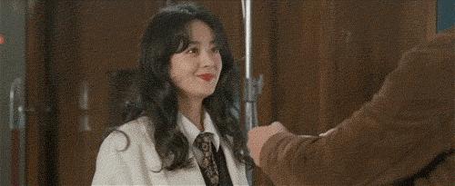 赵丽颖dior红色丝绒连衣裙,谁说赵丽颖没有少女感的