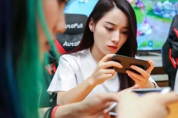 暗藏*情交色易**，打擦边球？这个爆火的产业，为何很难“单纯”？