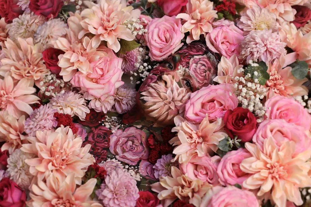 她脱去衣服,在自己皮肤上作画,狂吸63万粉,还能月入百万