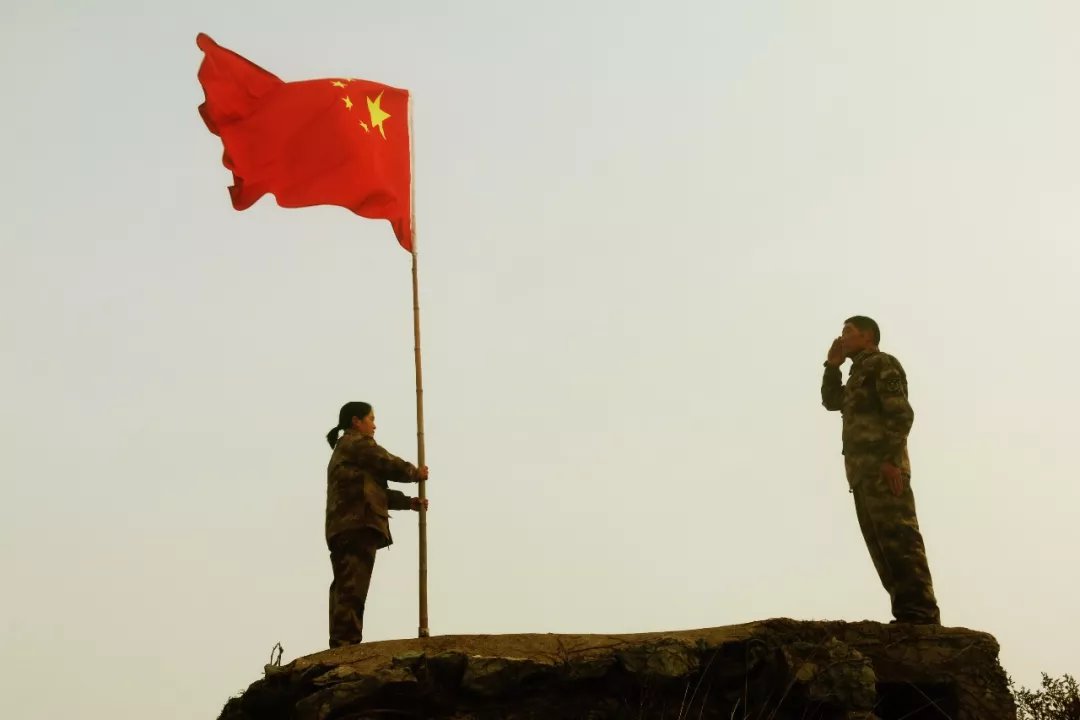 江苏夫妻驻守黄海孤岛32年，无电无淡水年薪5千，丈夫给妻子接生