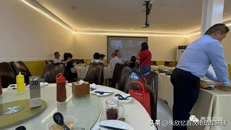 只带600就开车环绕地球一圈，还赚300万，回到亚洲又捡个华裔老婆