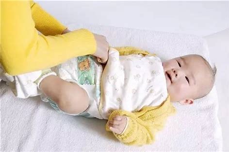 宝宝穿纸尿裤多久换一次尿不湿,宝宝尿不湿用到多大换成纸尿裤