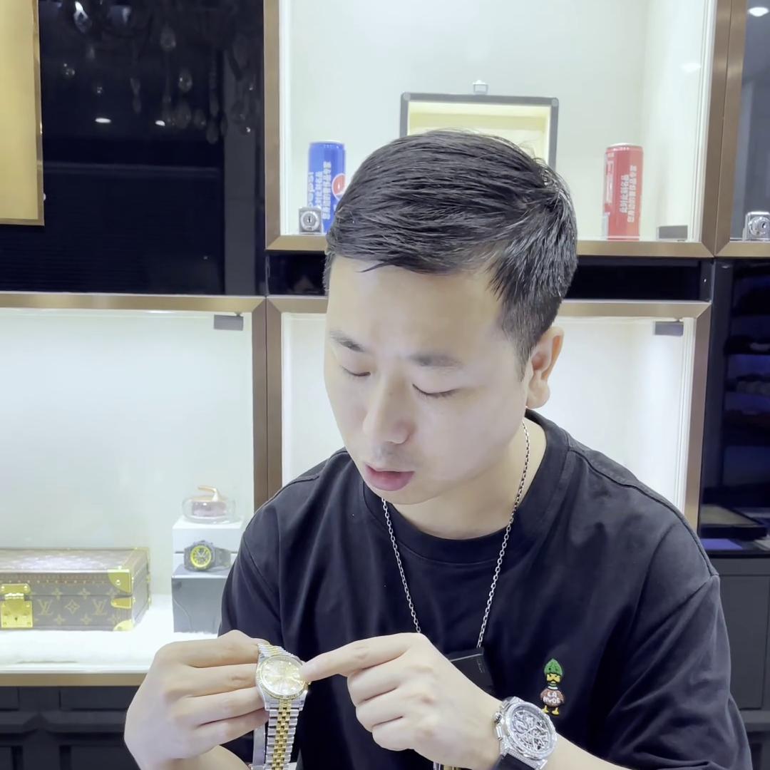 山鸡同款红色镜面手表 (山鸡手表是哪一款)