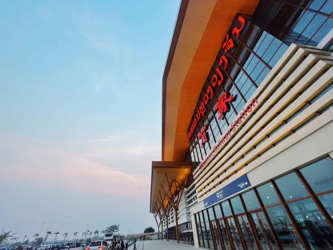 在老挝乘火车,在老挝看到动车