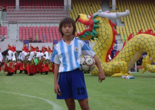 女子足球运动员王霜简历,王霜被父母抛弃