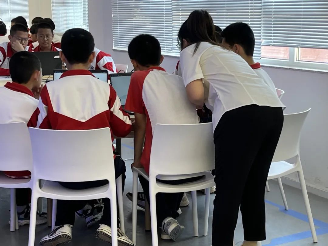 把所有孩子赶出去的游戏,把小孩子扔到外面的游戏