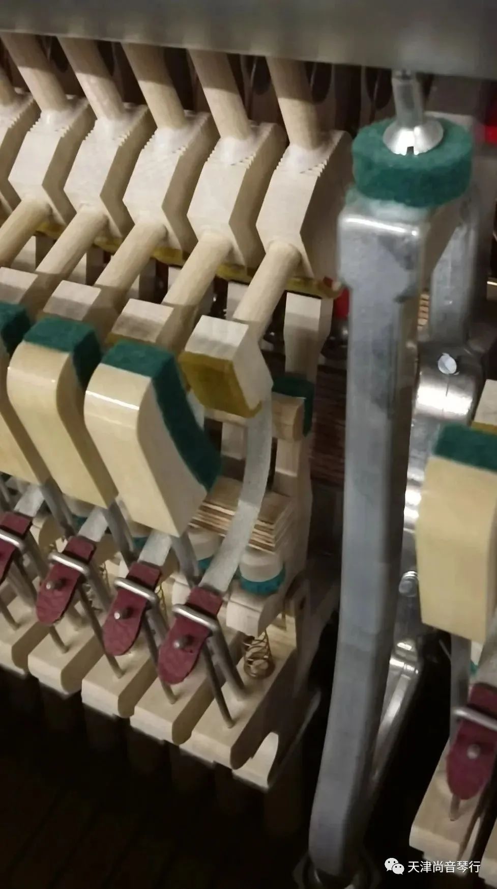 实木顶杆和ABS塑料哪个好？尚音琴行告诉您