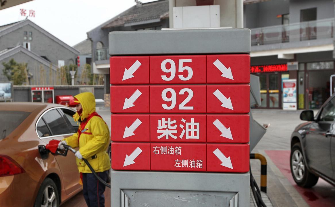 为什么一般车辆加油都加200不加满,一次加油200元和加满哪个更伤车