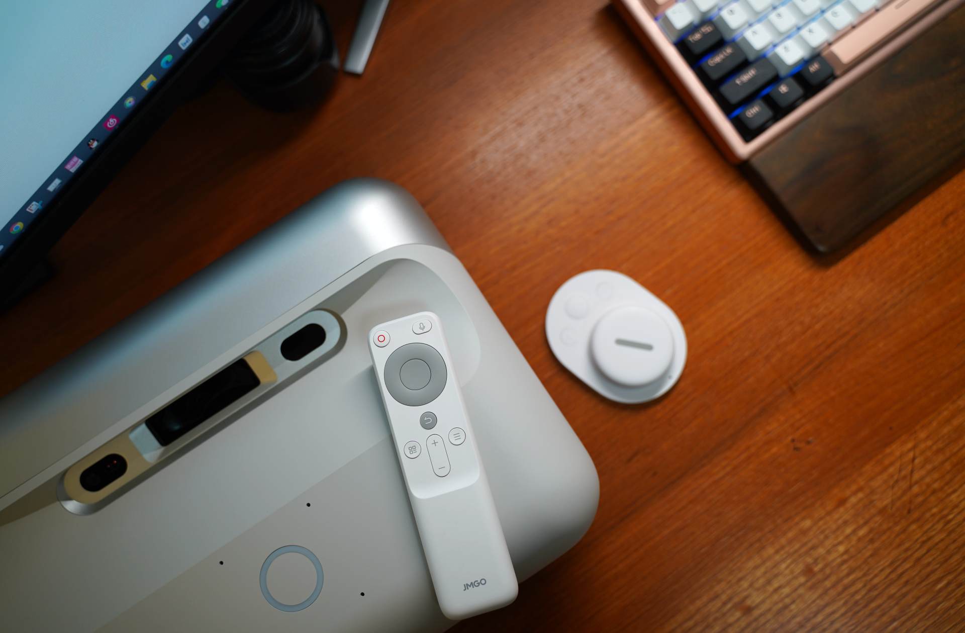 家里没空间怎么放投影仪,坚果智慧墙o1pro超短焦投影仪家用