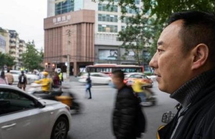 网红交警谭乔名场面,拯救无数司机的“网红交警”谭乔