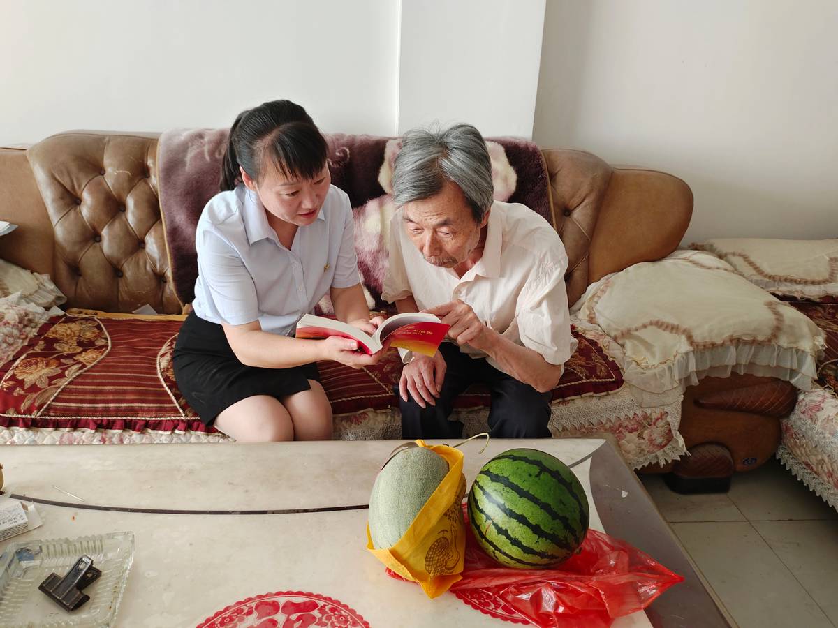 重温峥嵘岁月汲取奋进力量——长征街道长征社区*党**支部开展“迎七一”主题*党**日活动