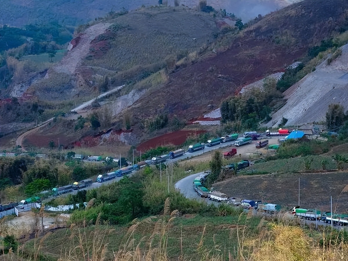 一辆小车可以运5袋大米,一辆货车一次能运160袋大米