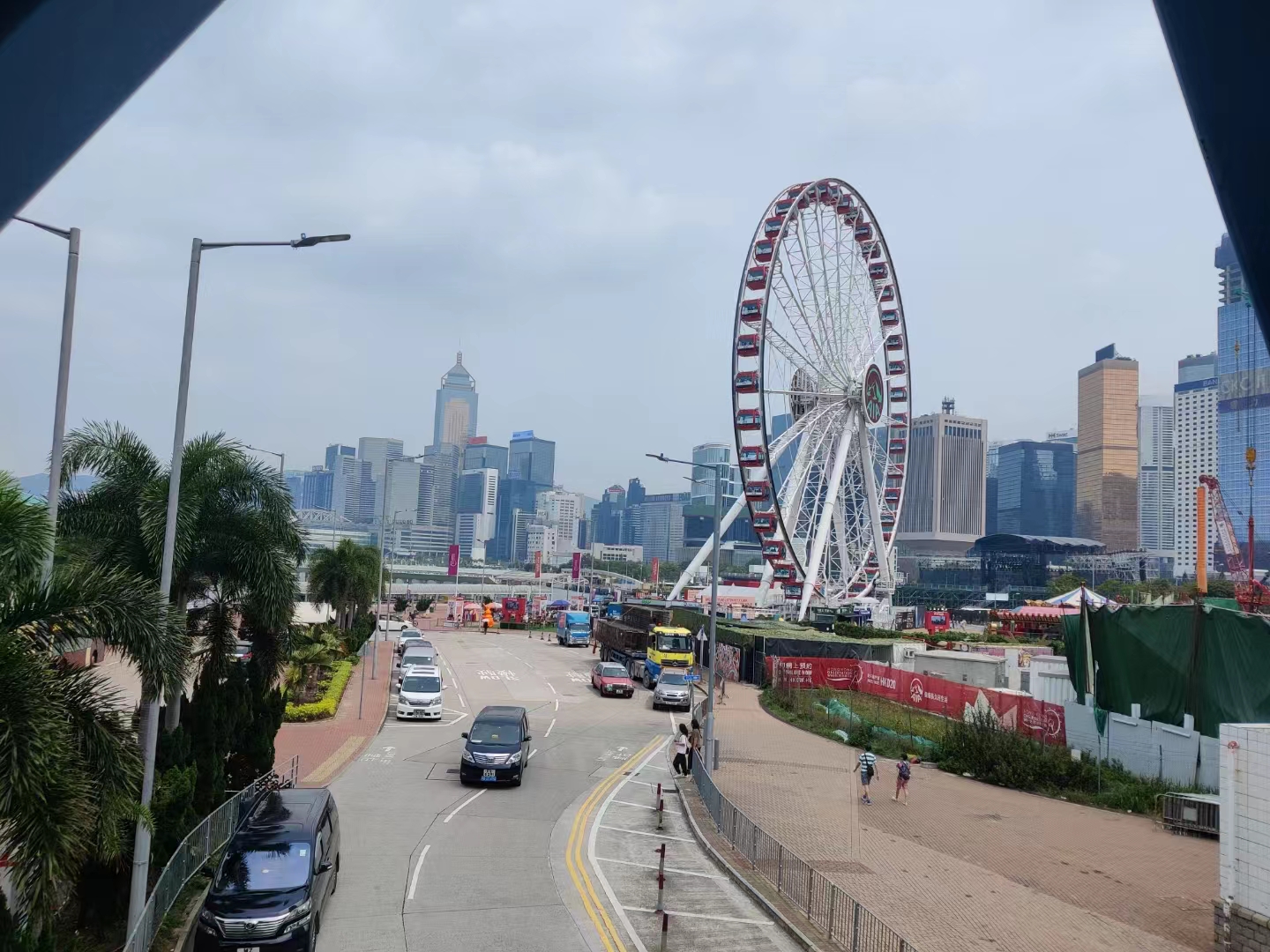 右手端啤，就着海风，喝到微醺