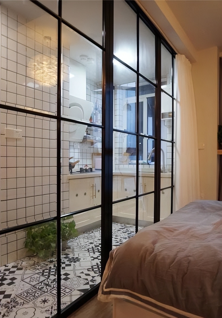 51㎡小宅，硬在衣柜上空“隔出”次卧，朋友不解！完工都夸太机智