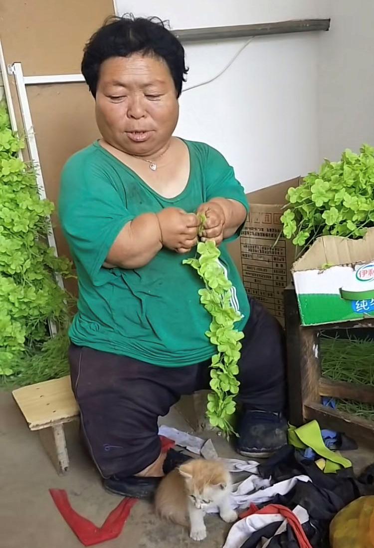 侏儒网红李会娟穿婚纱,侏儒症李会娟抖音