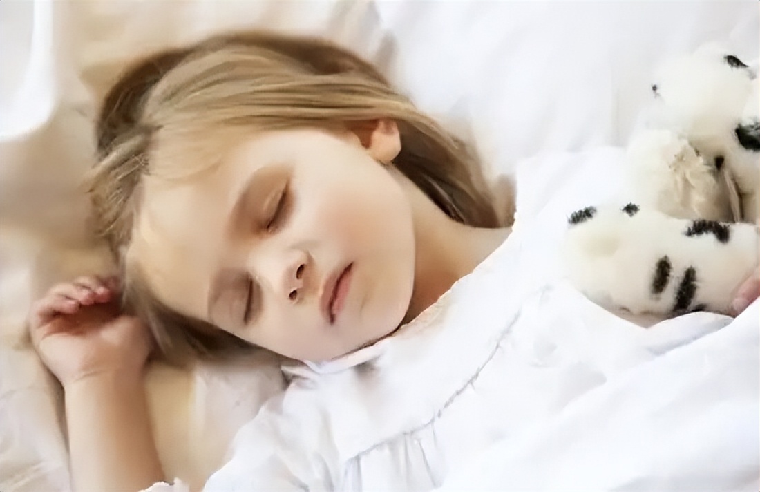 宝宝夜里经常哭醒家长们要注意了,宝宝老是在夜晚惊醒大哭怎么回事