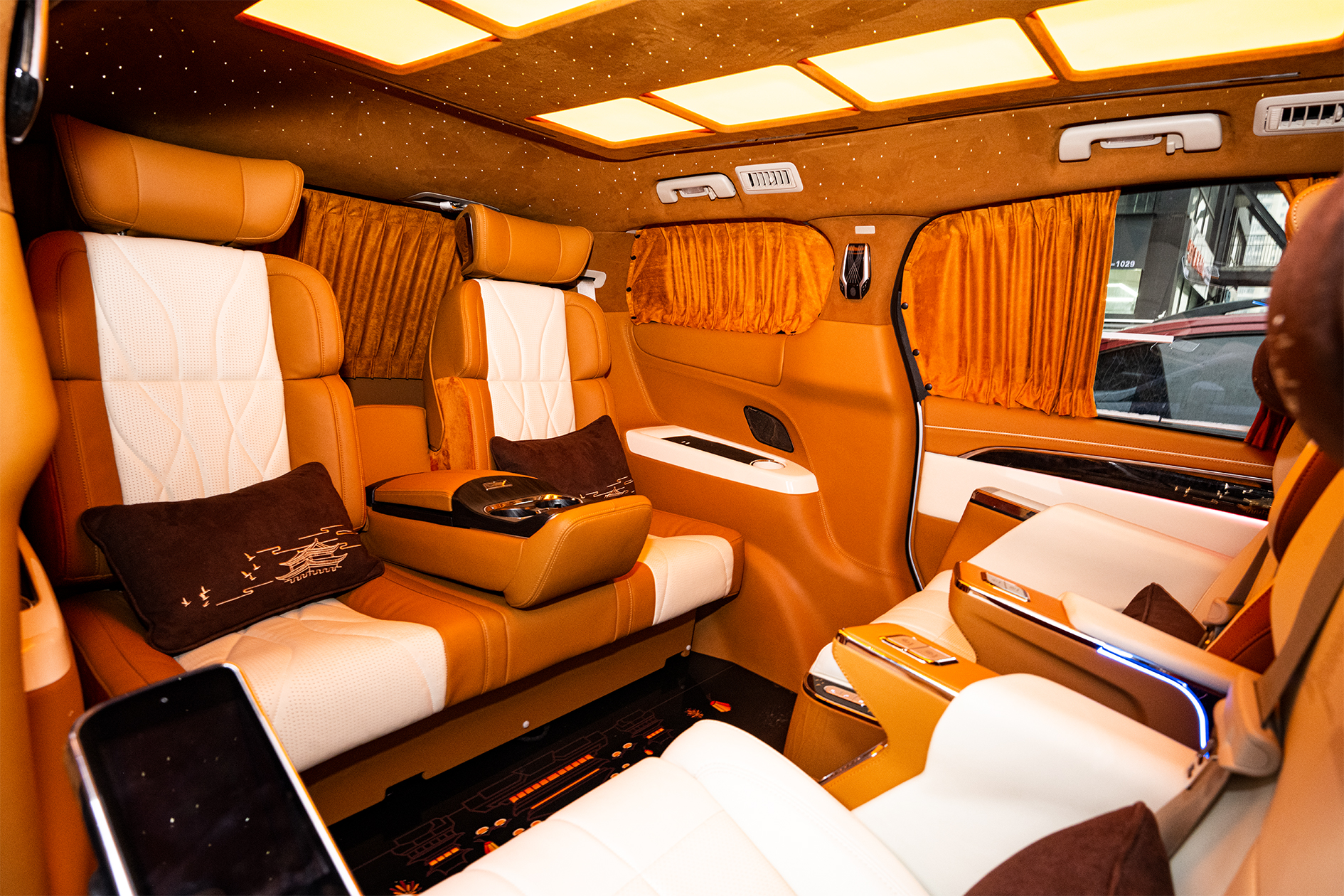 别克gl8商务外观,最新落地别克gl8公务舱豪华型