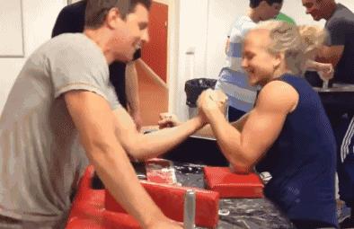 掰手腕粉碎性骨折,学生掰手腕骨折赔偿案例