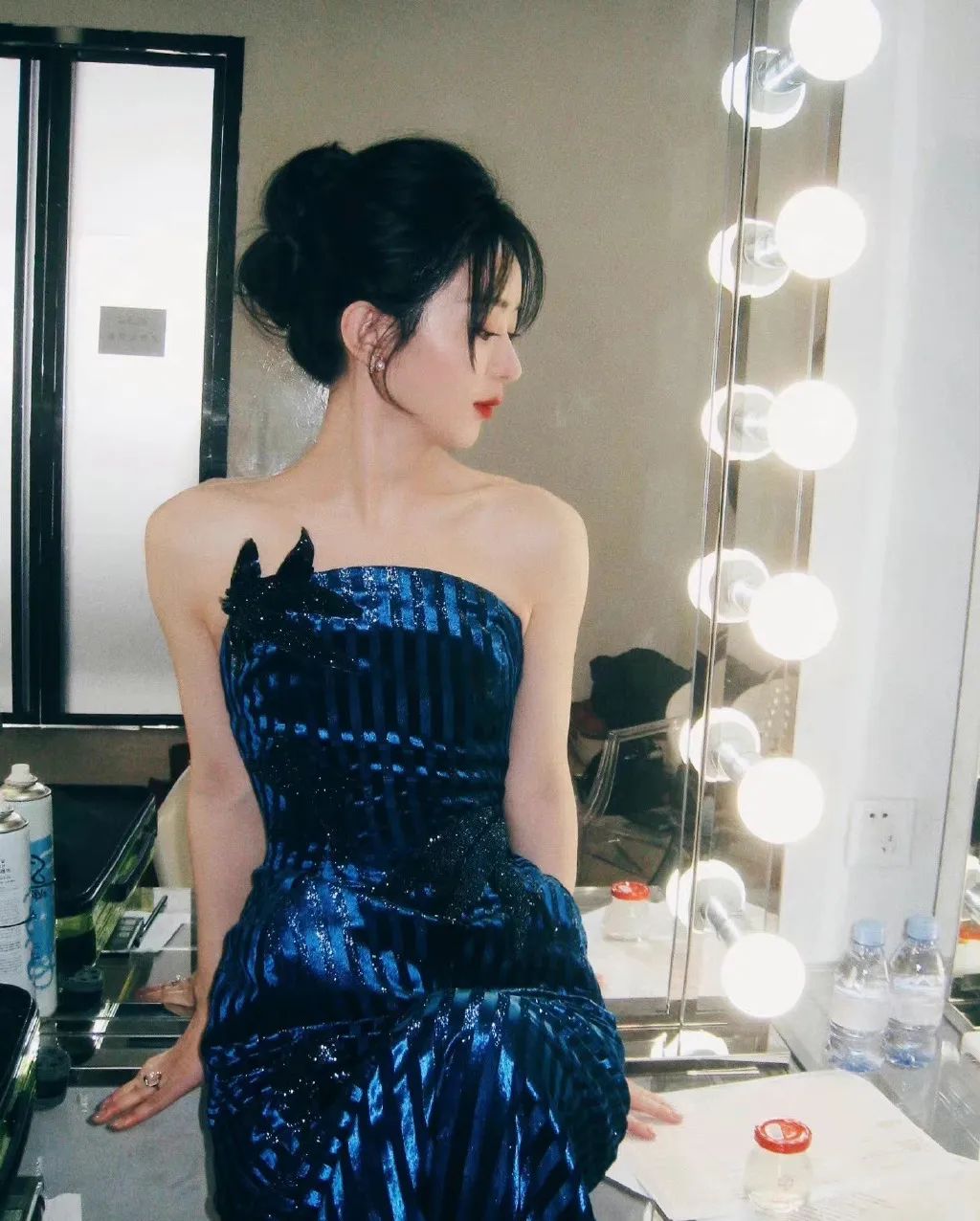 杨紫琼大衣配高筒靴穿搭,杨紫琼穿丝绒大衣图片