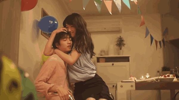 女生总喜欢亲亲抱抱男生,女朋友喜欢抱抱怎么回事