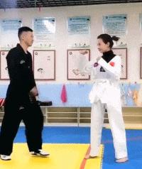 去足疗店按摩的时候遇到了自己的前女友，怎么样才能化解尴尬？哈