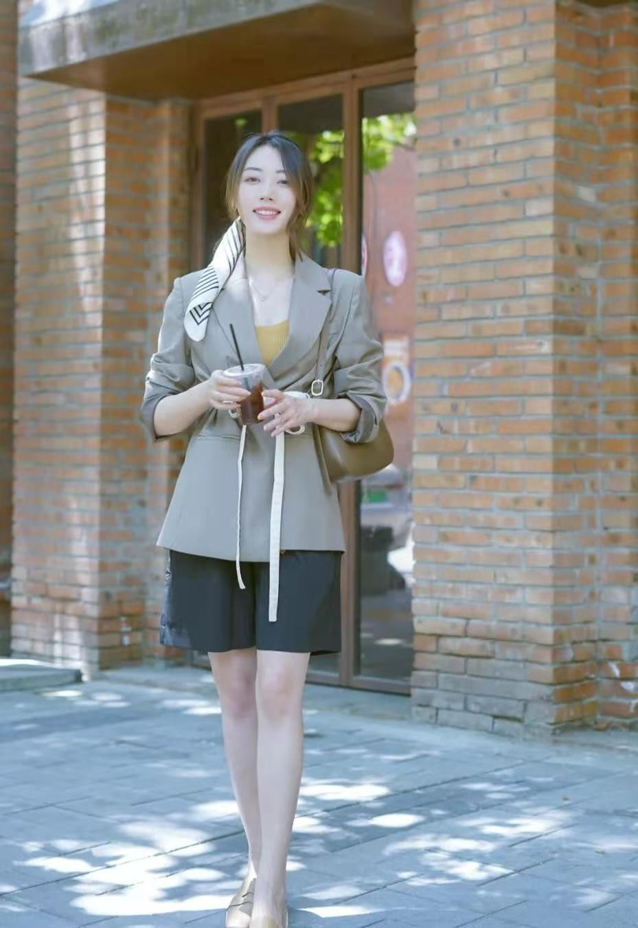 女款修饰腿型裤子,今年流行的中腿裤