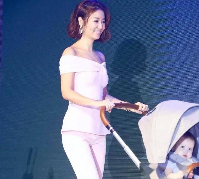 林心如陷入凸点疑云,下面几位女星更夸张,网友直呼扛不住。