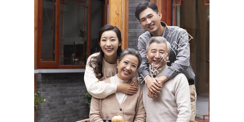 女儿18岁，每月零用金2000，却为了邻居的儿子与我争执