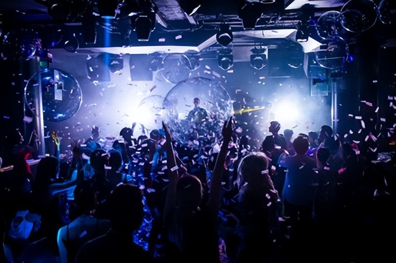 殴打球迷,殴打球迷的足球球员