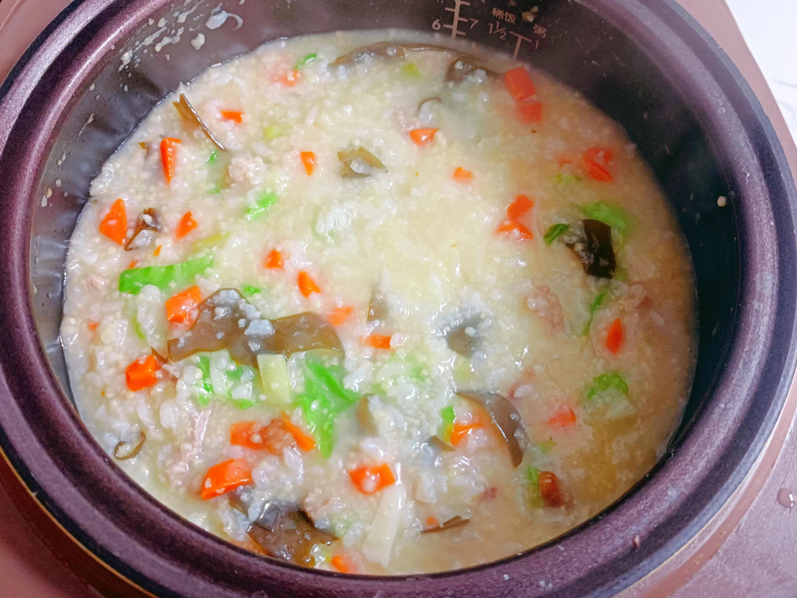 秋季养生多喝汤，还喝粥。肉丝白菜小米粥做法，强身健体正当吃