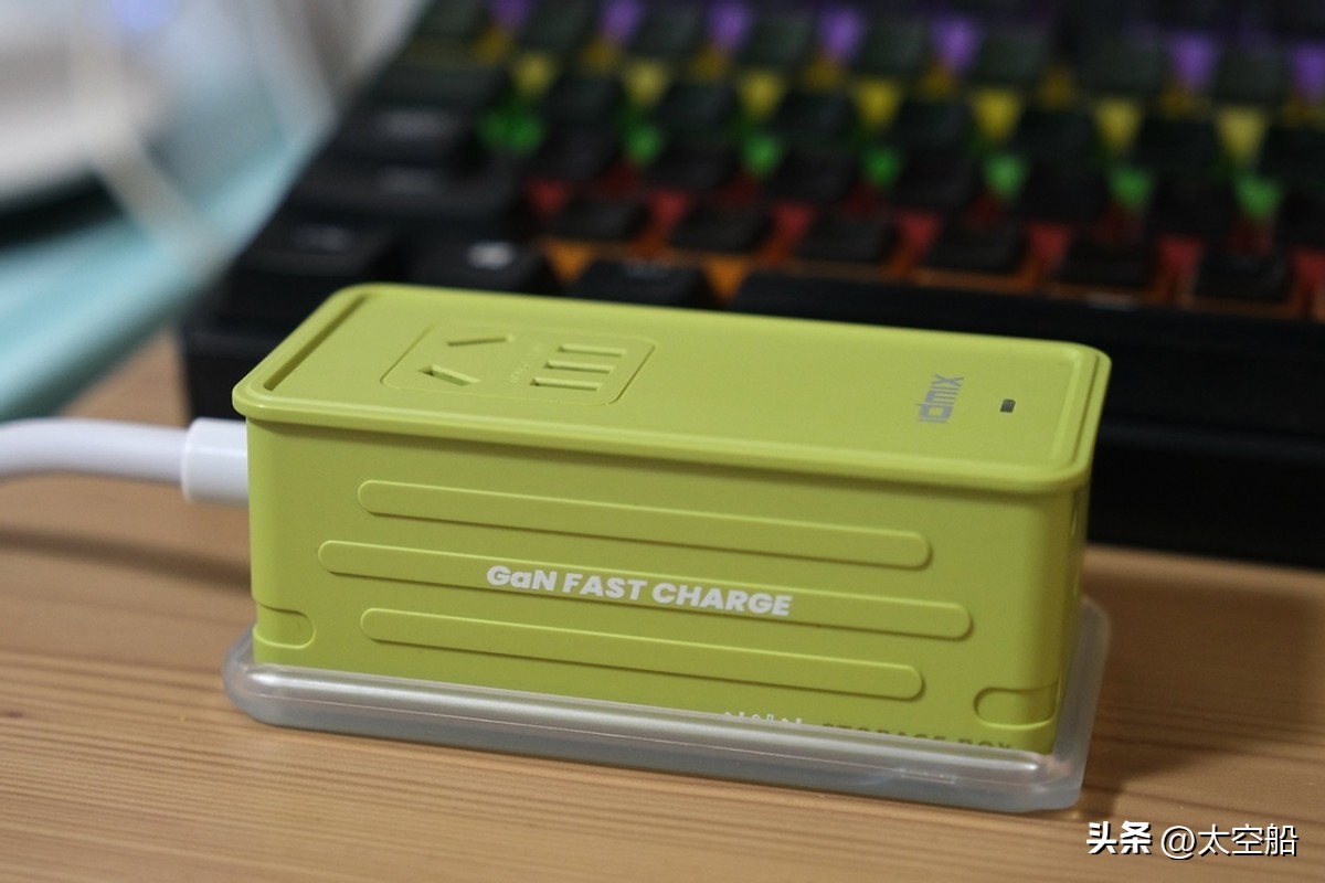 绿联氮化镓100000w智充魔盒,绿联氮化镓充电器100w智充魔盒