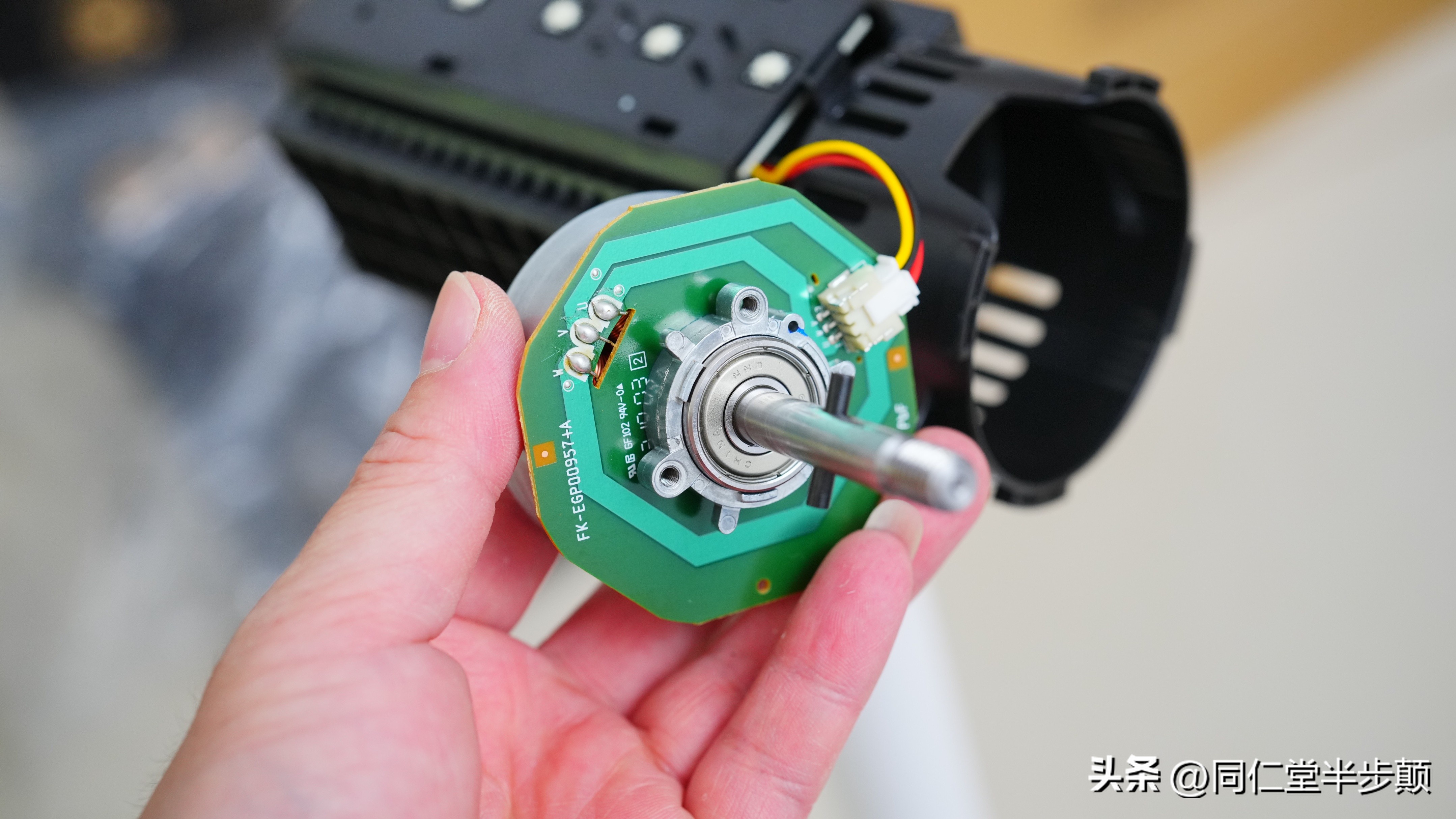 拆解小米立式风冷无线充55w视频,拆解便携户外电源